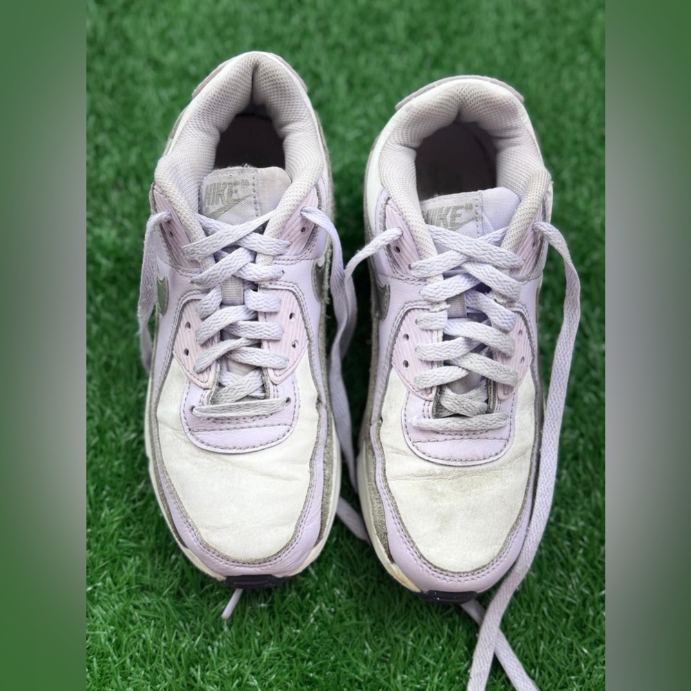 Nike Air Max 90
White Violet Frost (GS) Size‎ 4.5Y